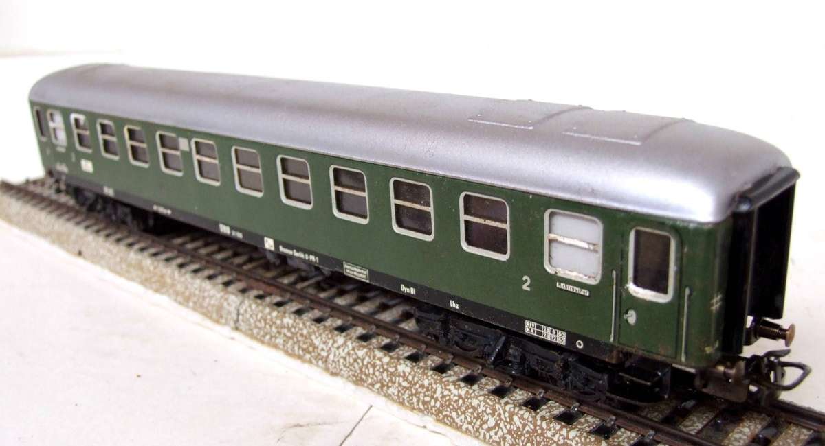 MARKLIN HO: Vintage Tin Metal `DB` 2nd Class Passenger Coach in Fair un-boxed condition (Germany)