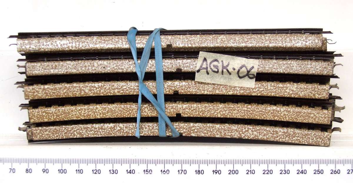 MARKLIN-M HO: 10x 3-Rail Wide Radius(5100 1/1) Steel Track in Good Used un-boxed condition.(W-GR)