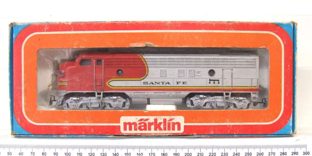 MARKLIN HO: Vintage"Santa Fe" EMD F7-A  DUMMY Diesel Locomotive in Good Boxed condition (Germany)