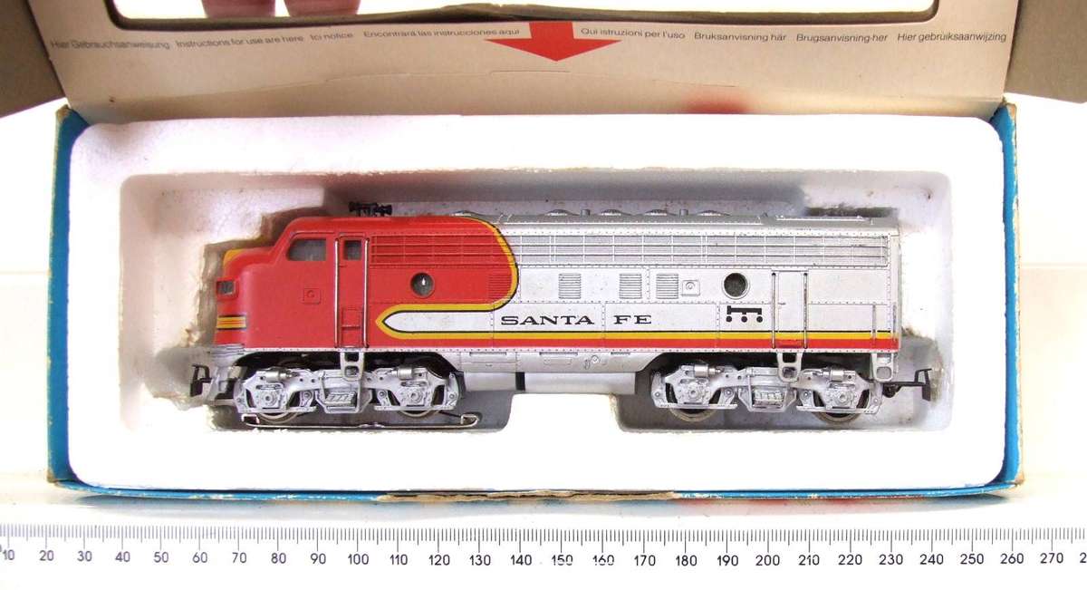 MARKLIN HO: Vintage"Santa Fe" EMD F7-A  DUMMY Diesel Locomotive in Good Boxed condition (Germany)