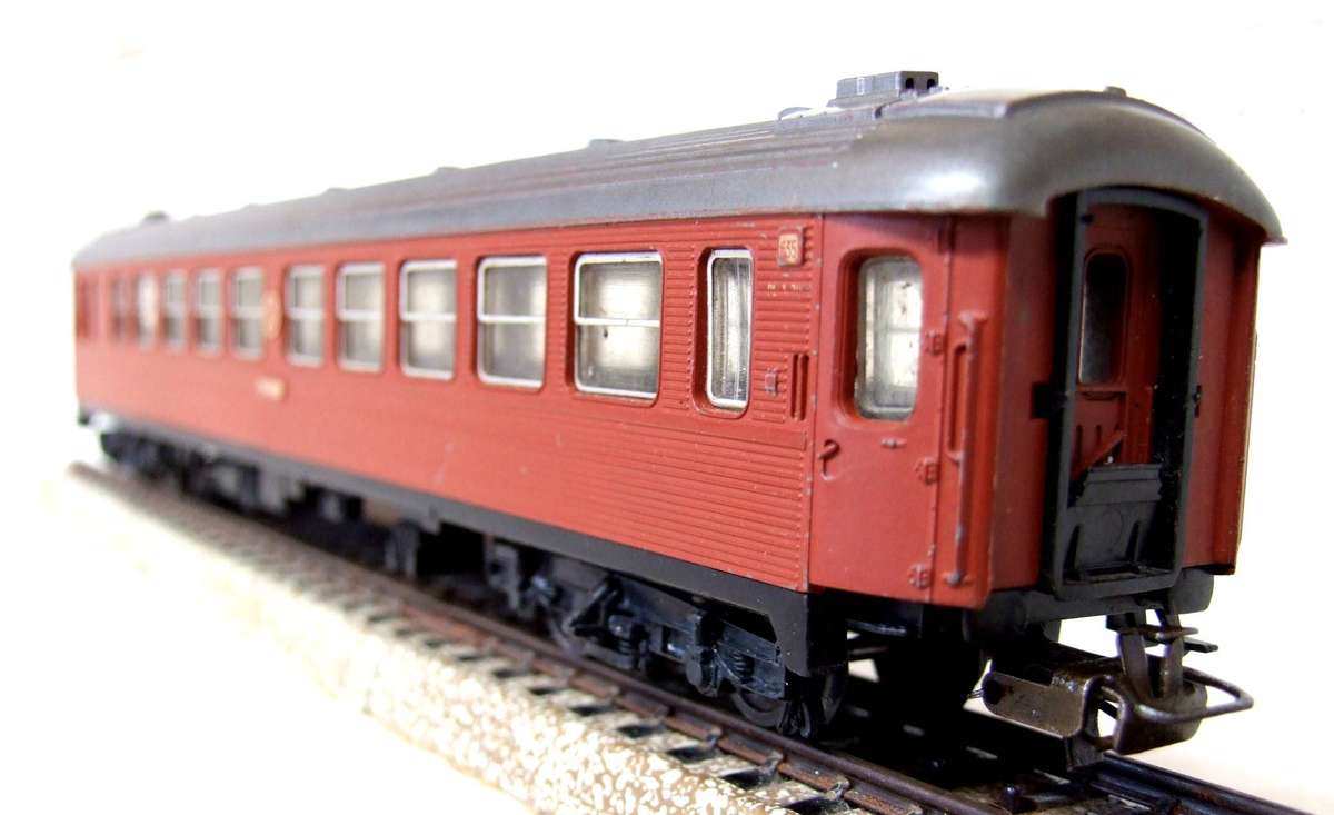 MARKLIN HO: Vintage `SJ` 1st Class Passenger Coach in Fair un-boxed condition (Germany)