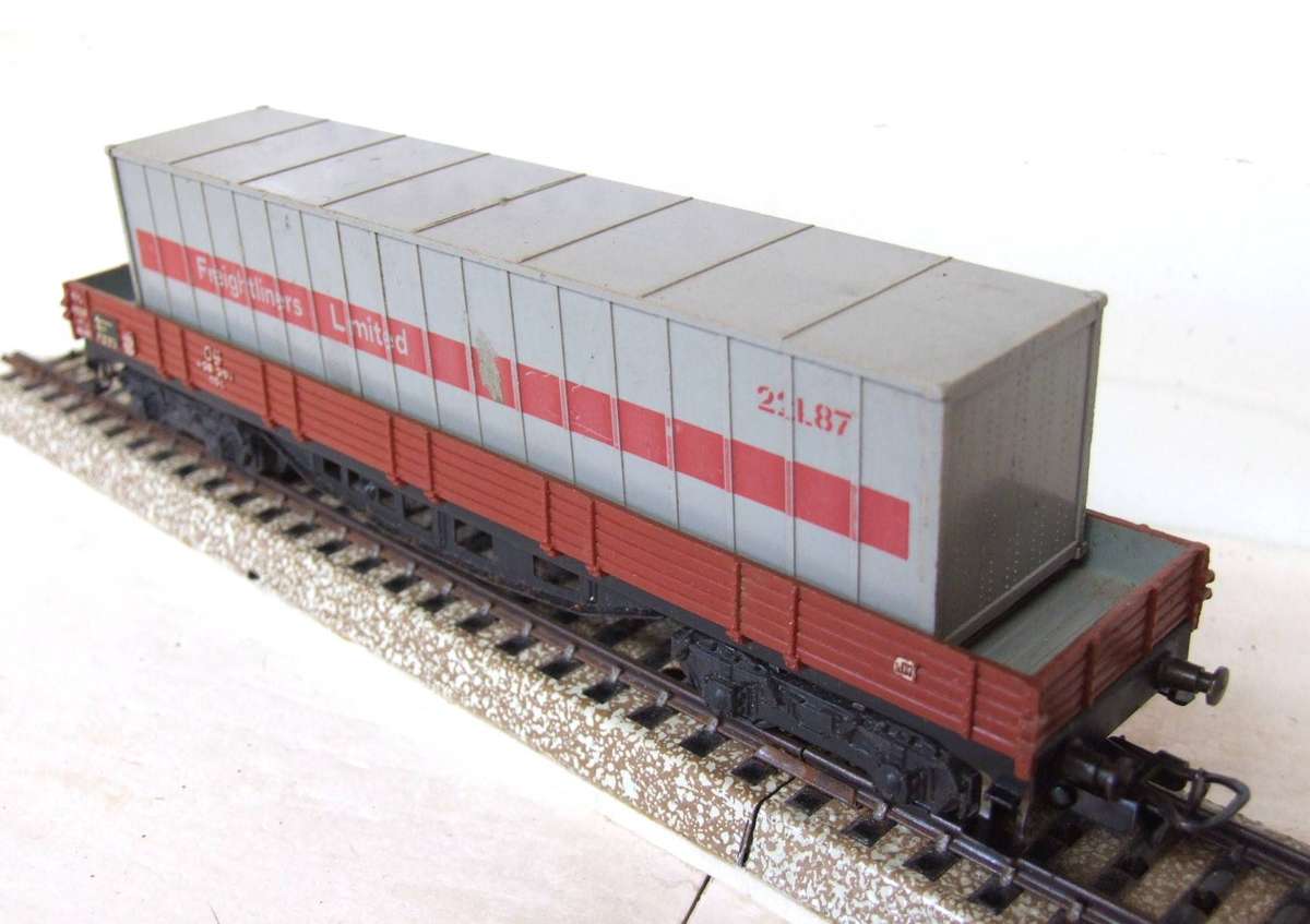 MARKLIN HO: Vintage DB Freight Car with Container Load in Fair Un-boxed, Used condition (W/GR)