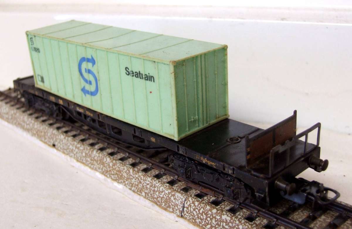 MARKLIN HO: Vintage DB Lowbed with Container Load in Fair Un-boxed, Used condition (W/GR)