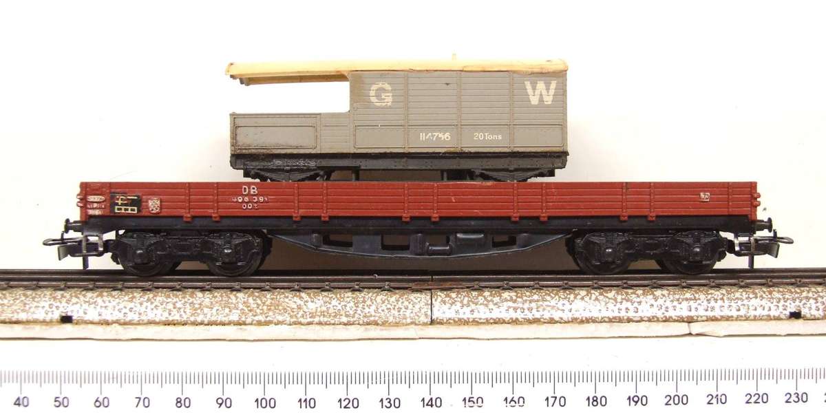 MARKLIN HO: Vintage DB Lowsided Freight Car with Scrap Load in Fair Un-boxed, Used condition (W/GR)