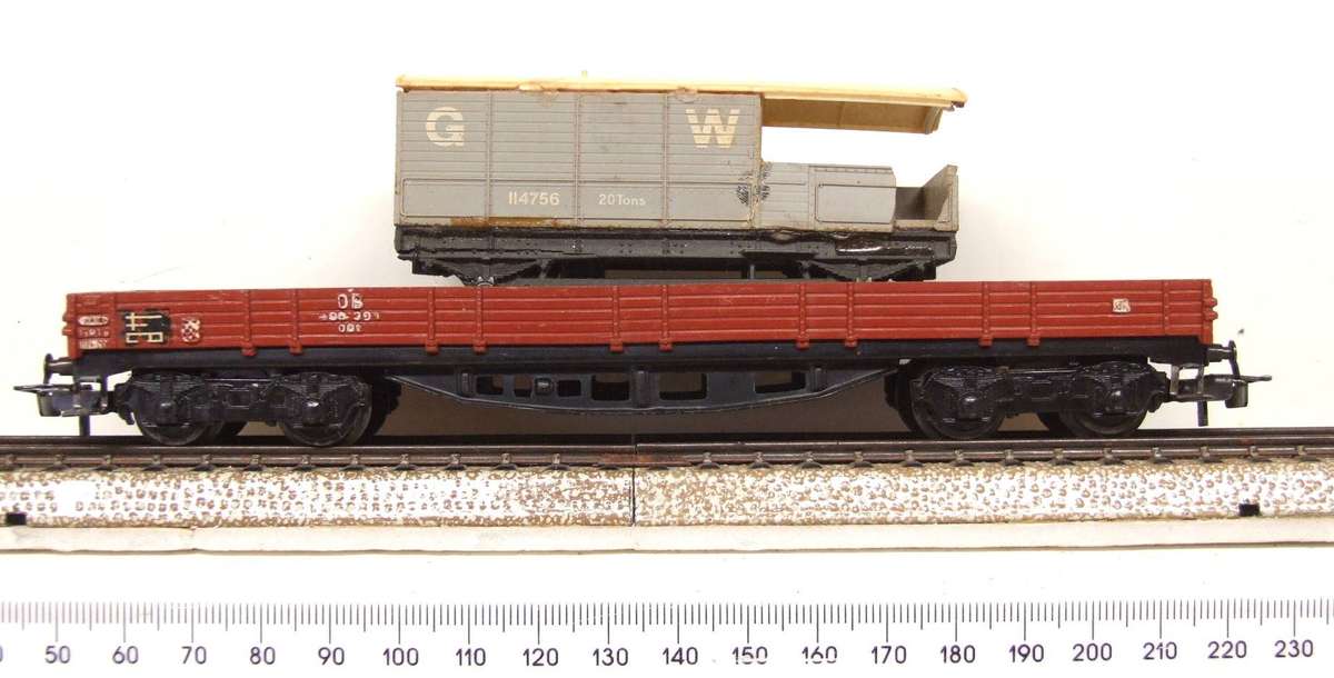 MARKLIN HO: Vintage DB Lowsided Freight Car with Scrap Load in Fair Un-boxed, Used condition (W/GR)