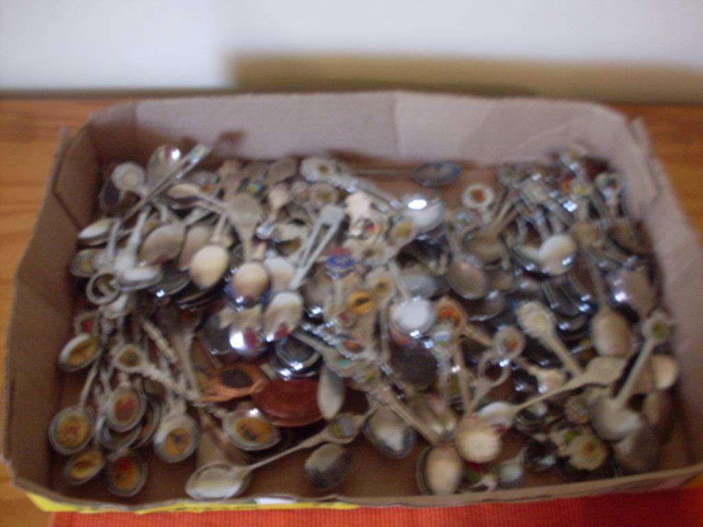 A JOBLOT OF +- 150 VARIOUS CRESTED COLLECTORS TEASPOONS