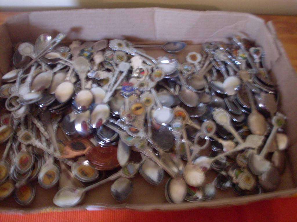 A JOBLOT OF +- 150 VARIOUS CRESTED COLLECTORS TEASPOONS
