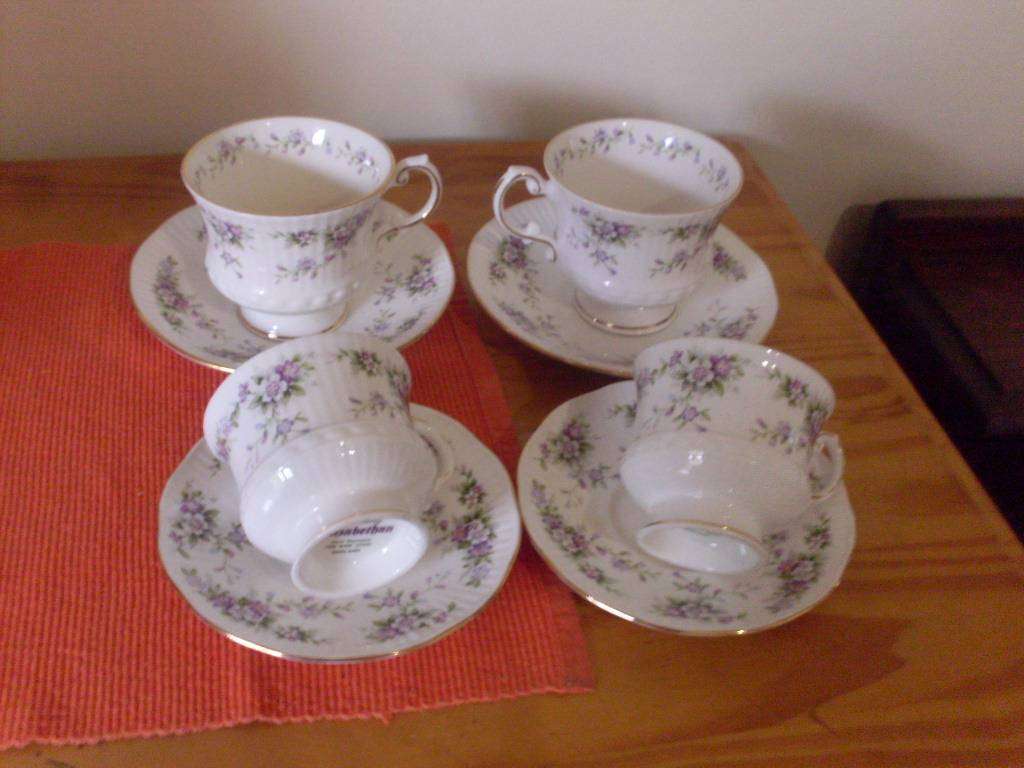 ELIZABETHAN CHANTILLY PATTERN 2 TEACUP DUOS AND 2 SMALL CUP DUOS