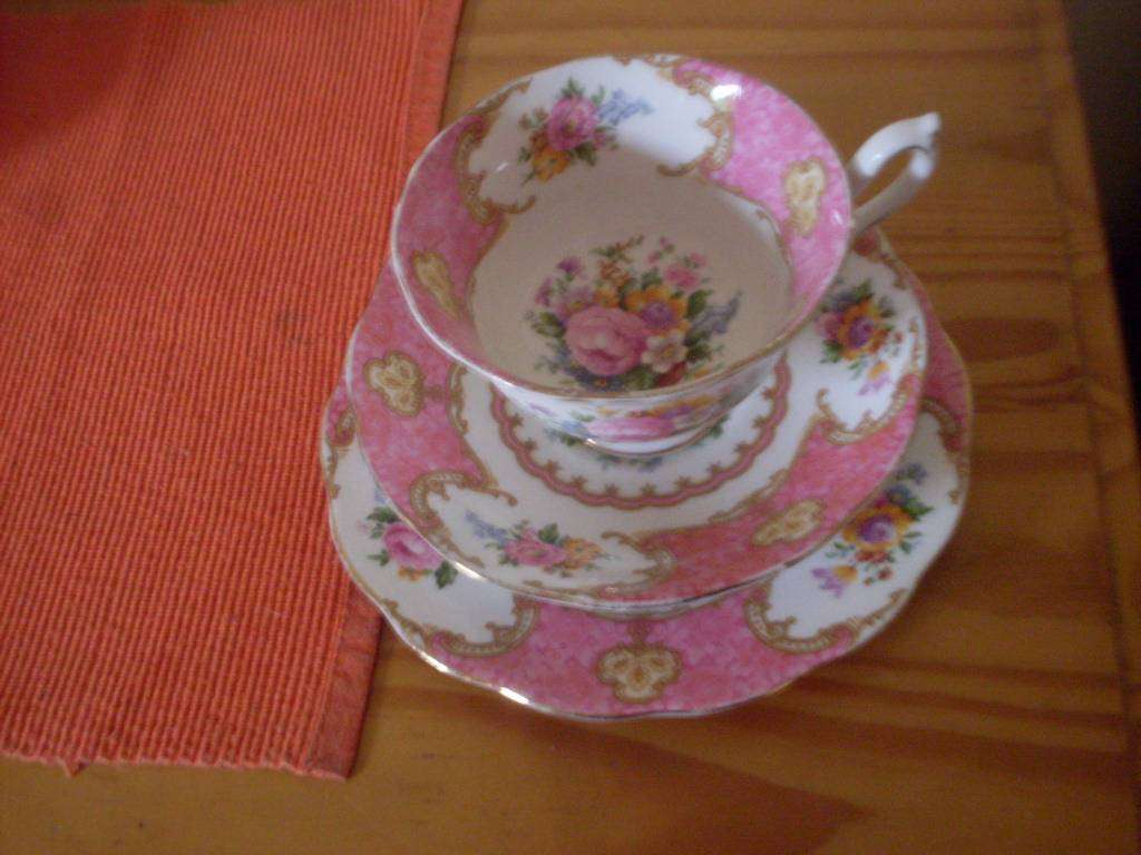 ROYAL ALBERT LADY CARLYLE TRIO