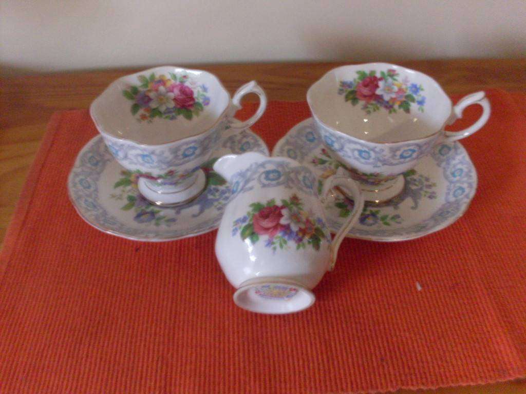 ROYAL ALBERT 2 DUOS 1 MILKJUG...FRAGRANCE PATTERN...
