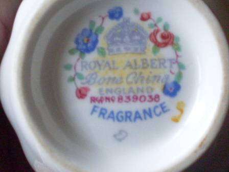 ROYAL ALBERT 2 DUOS 1 MILKJUG...FRAGRANCE PATTERN...