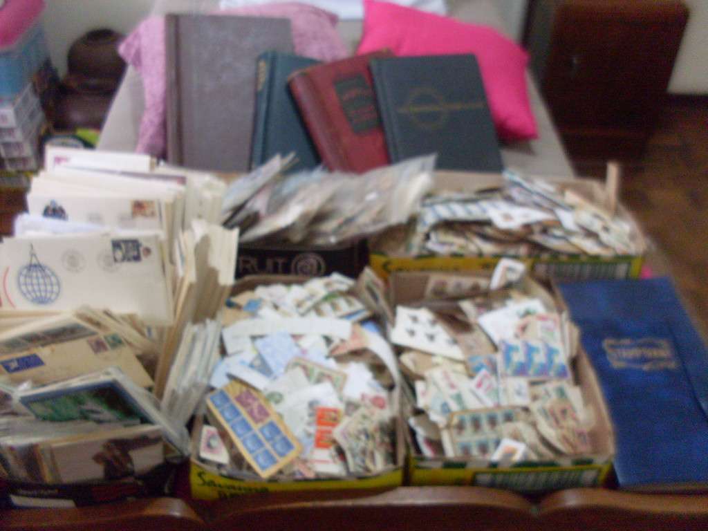 A COLLECTION OF FDCS/MAXI CARD SETS/STAMP ALBUMS/LOOSE WORLD STAMPS ETC....16.4 KG