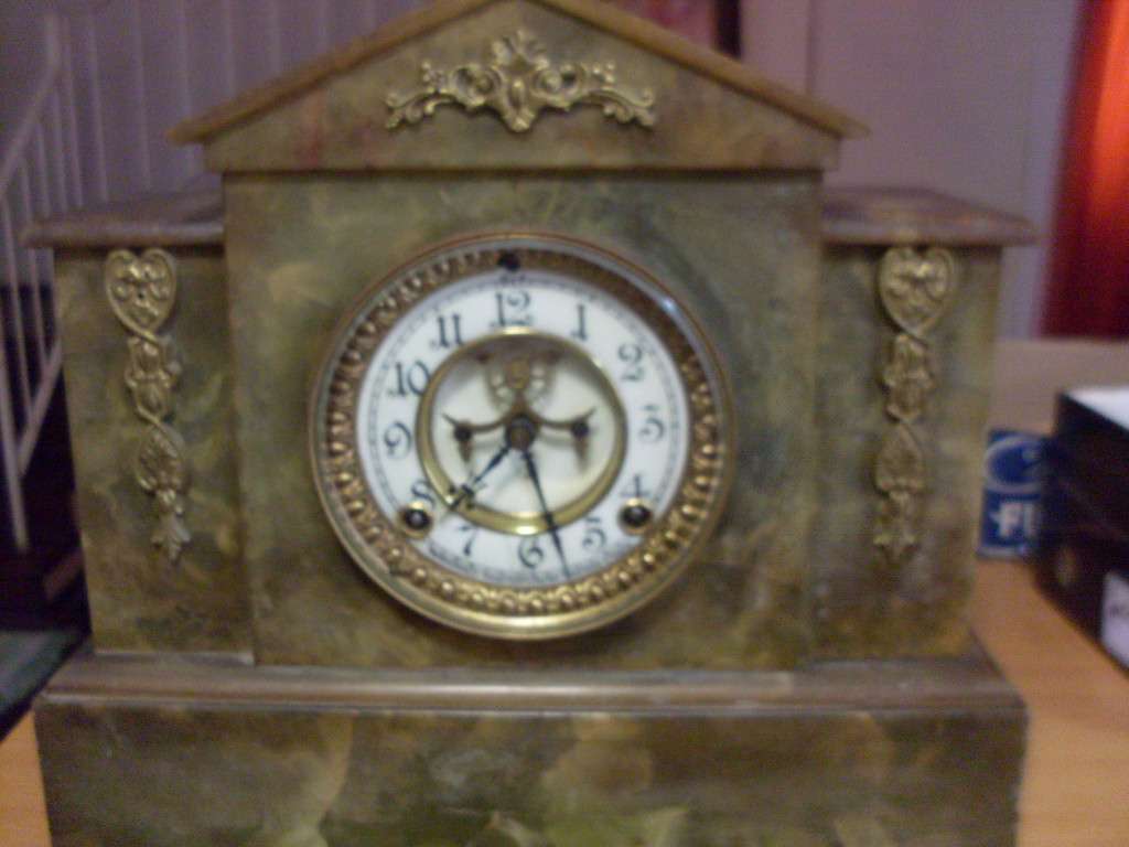 VINTAGE ANSONIA (POSSIBLY ONYX GREEN )MANTLE CLOCK ...WORKING