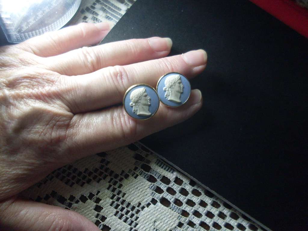 9 CT GOLD CAMEO STYLE WHITE ON LIGHT BLUE PAIR OF CUFFLINKS...9.95 GRAMS