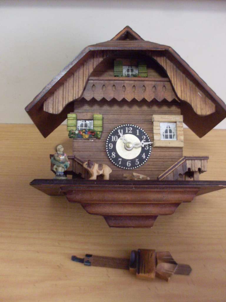 PRETTY GERMAN (ENGSTLER ) QUARTZ CUCKOO....