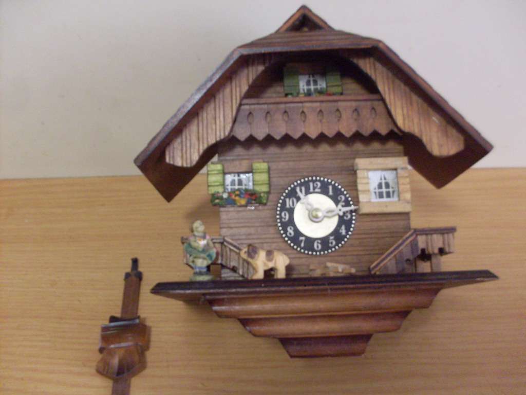 PRETTY GERMAN (ENGSTLER ) QUARTZ CUCKOO....