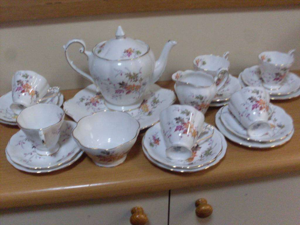 23 PIECE VINTAGE ROYAL STANDARD TEASET....(FBC ) ENGLAND BEAUTIFUL PATTERN AND GILDING