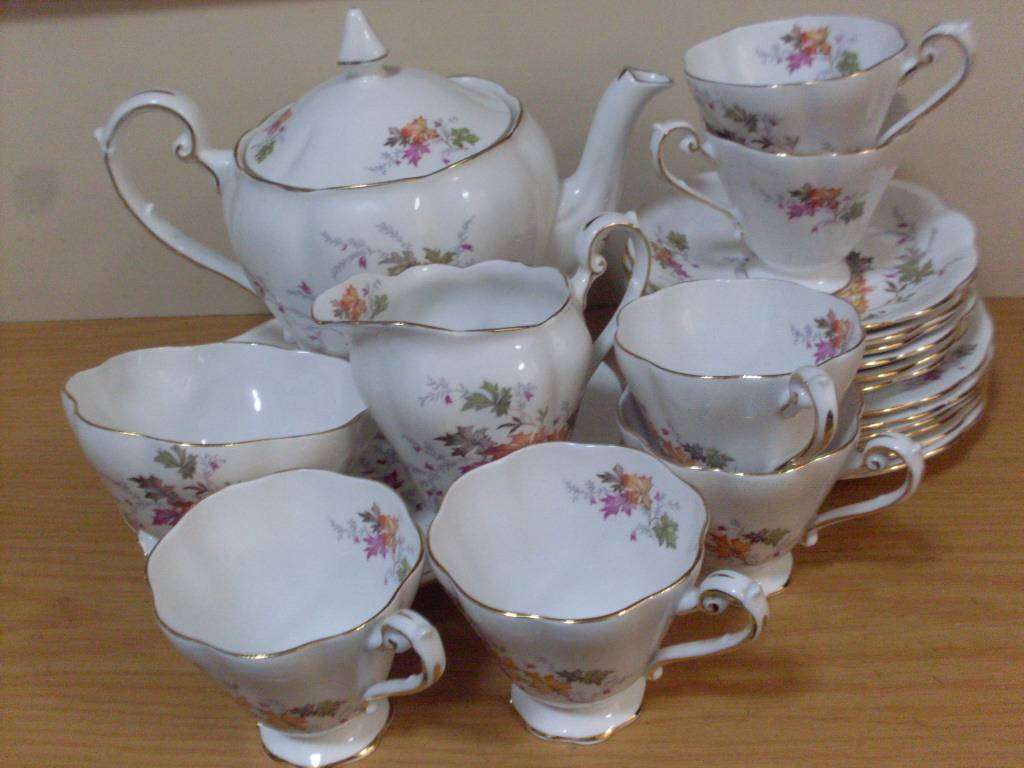 23 PIECE VINTAGE ROYAL STANDARD TEASET....(FBC ) ENGLAND BEAUTIFUL PATTERN AND GILDING