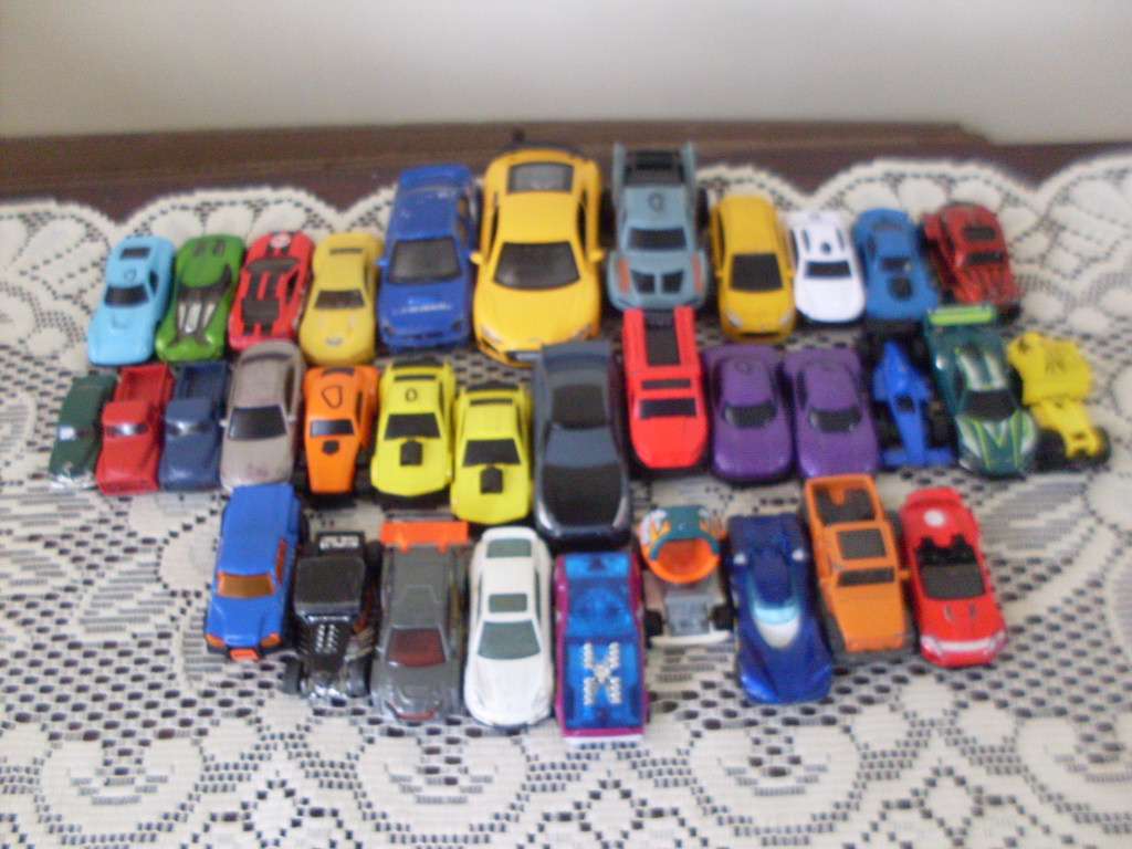 A COLLECTION OF 34 DIE CAST AND OTHER CARS...HOT WHEELS..DURAGO.....CHINA...MATCHBOX...