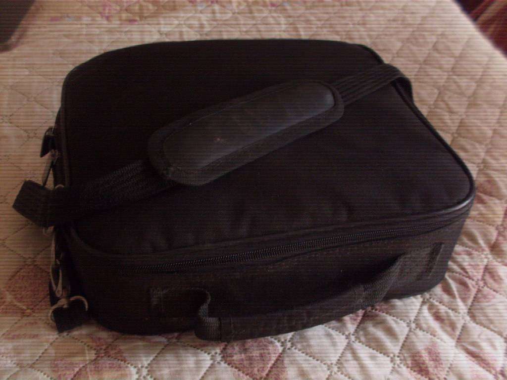 SVGA /DLP 809DTZD03205/D5325B PROJECTOR IN CASE ( SOLD AS IS UNTESTED )