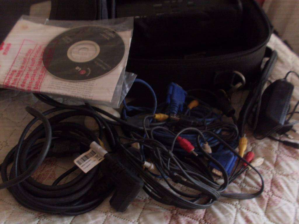 SVGA /DLP 809DTZD03205/D5325B PROJECTOR IN CASE ( SOLD AS IS UNTESTED )