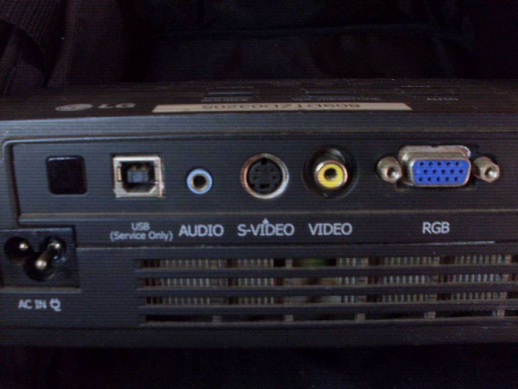 SVGA /DLP 809DTZD03205/D5325B PROJECTOR IN CASE ( SOLD AS IS UNTESTED )