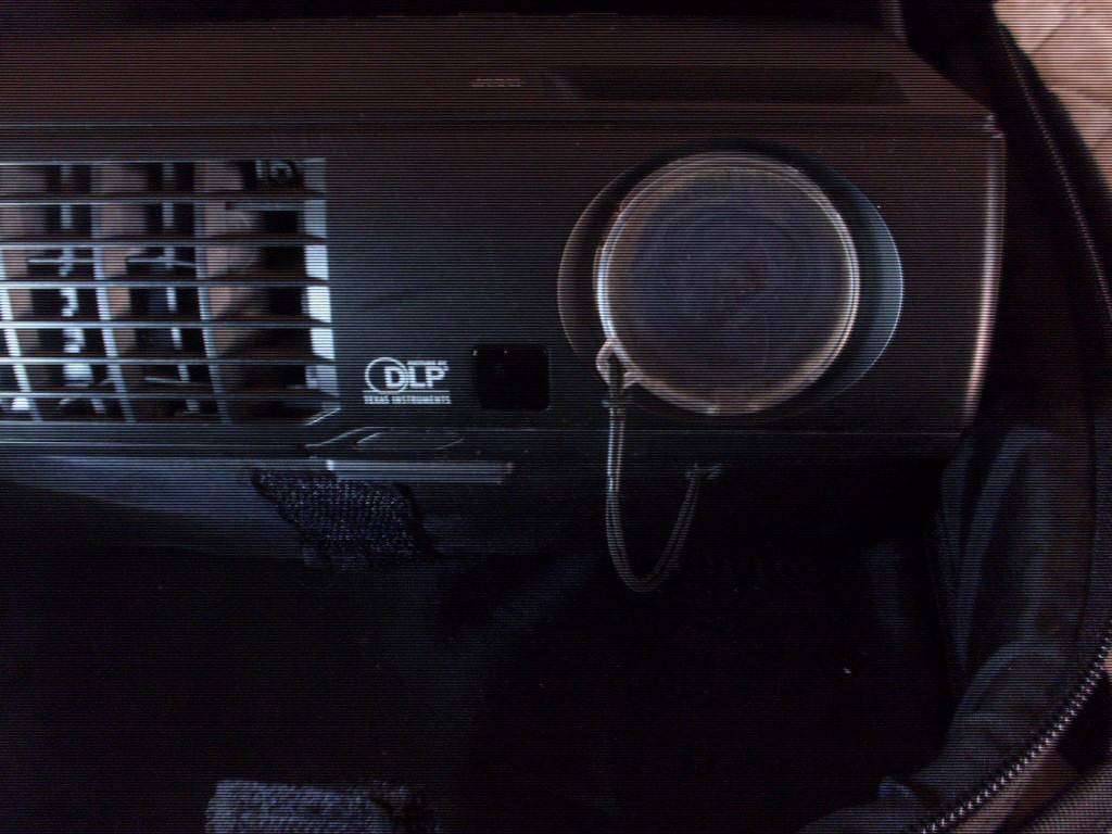 SVGA /DLP 809DTZD03205/D5325B PROJECTOR IN CASE ( SOLD AS IS UNTESTED )