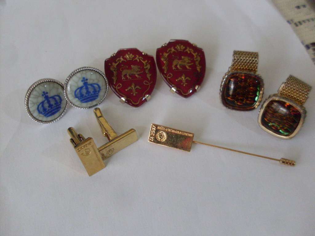 A PAIR OF GOLD PLATED BULLION BAR SHAPE CUFFLINKS + TIE PIN+  3 PAIRS CUFFLINKS