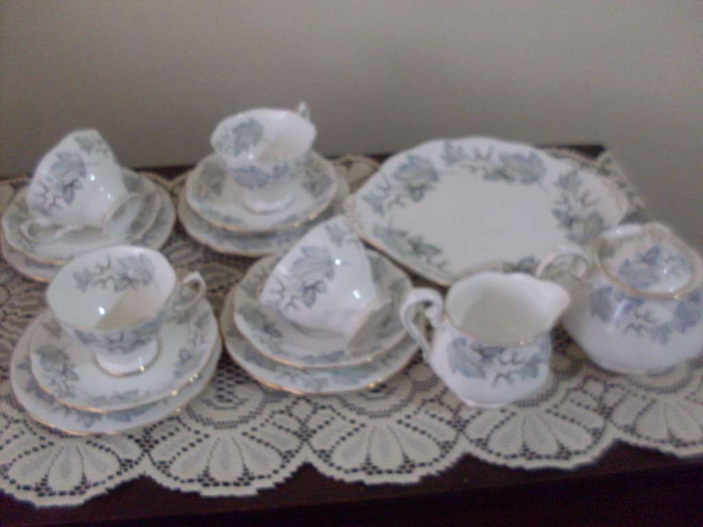 ROYAL ALBERT SILVER MAPLE 16 PIECE TEASET ( HAS TEA FOR 2 TEAPOT)