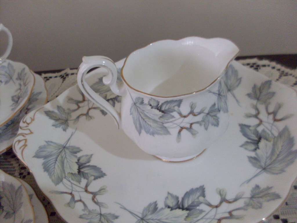 ROYAL ALBERT SILVER MAPLE 16 PIECE TEASET ( HAS TEA FOR 2 TEAPOT)