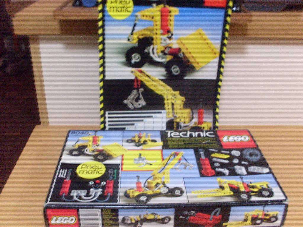 LEGO TECHNIC PNEUMATIC NO 8040 BOXED SET