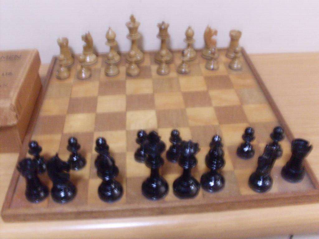 COMPLETE SA WOOD CHESS SET AND WOODEN CHESS BOARD
