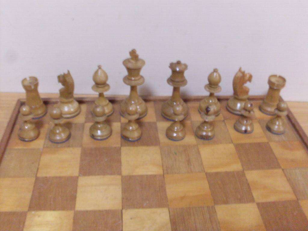 COMPLETE SA WOOD CHESS SET AND WOODEN CHESS BOARD
