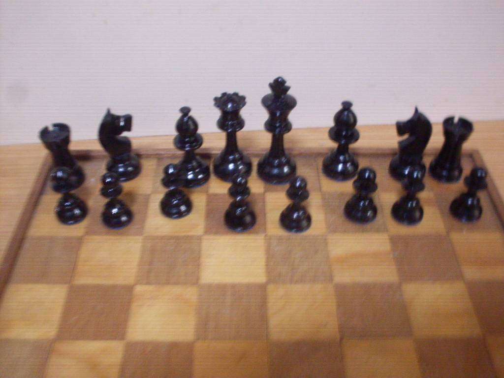 COMPLETE SA WOOD CHESS SET AND WOODEN CHESS BOARD