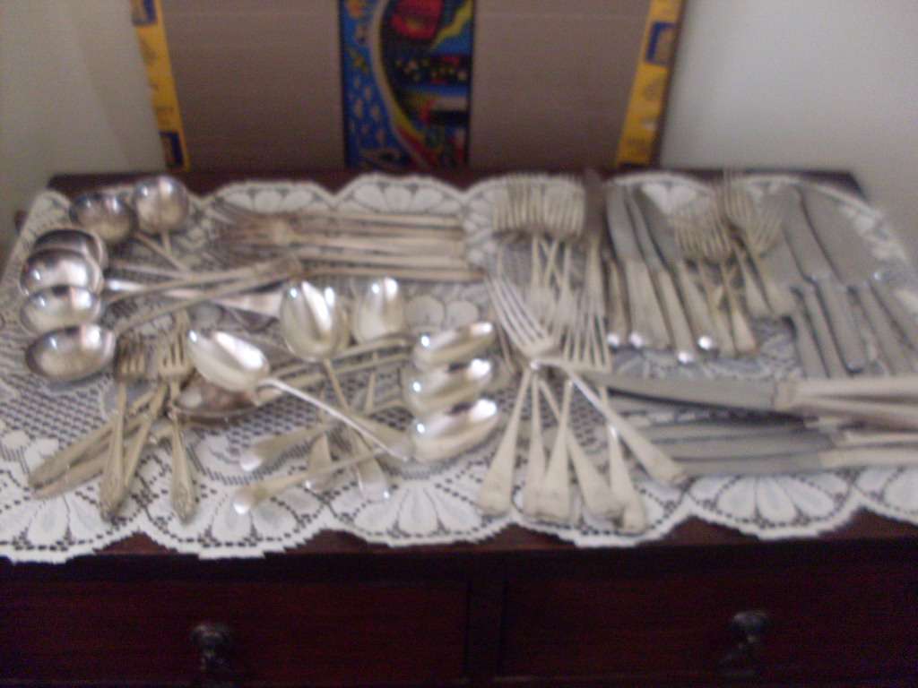 A JOBLOT OF VINTAGE EPNS AND SILVER PLATED CUTLERY