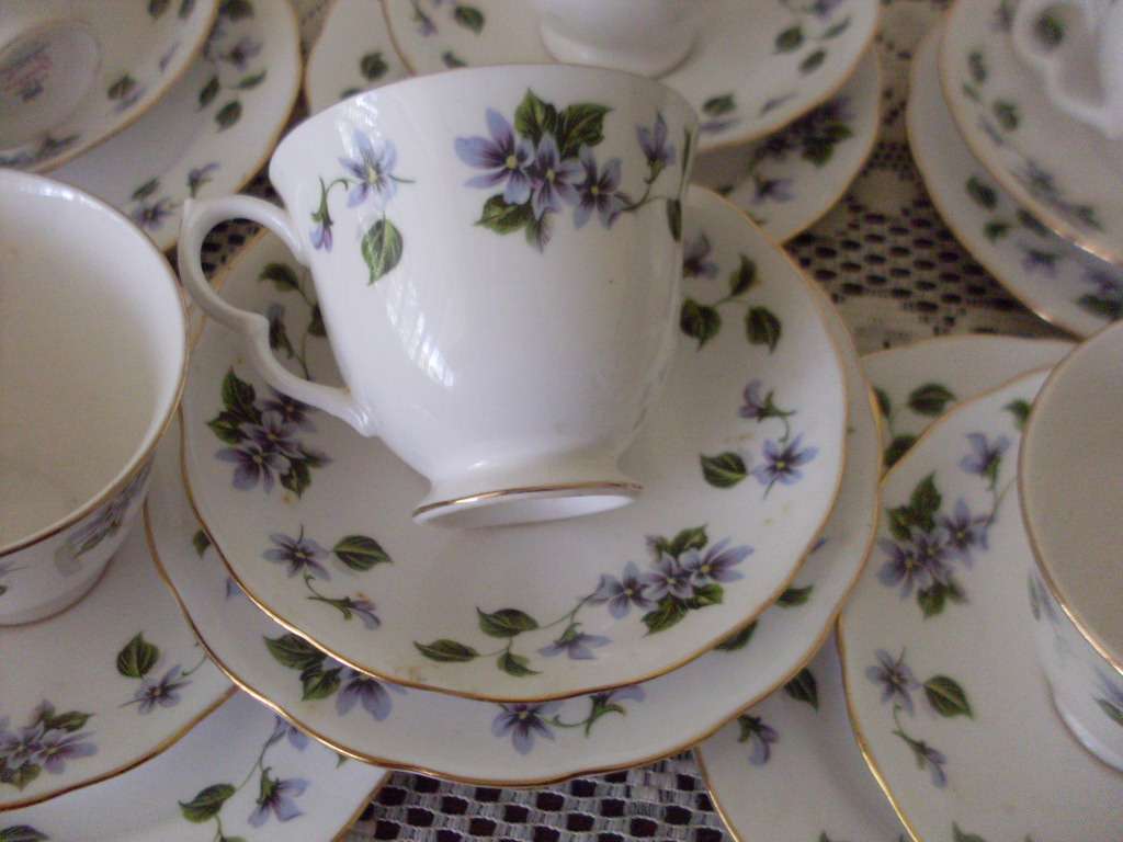 6 PRETTY  QUEEN ANNE VINTAGE TRIOS.....LILAC FLOWERS PATTERN.....TOTAL 18 PIECES