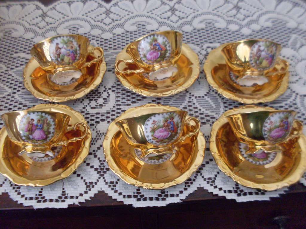 17 PIECE VINTAGE GERMAN GOLD PORCELAIN SMALL CUP TEASET....DAMAGE FREE