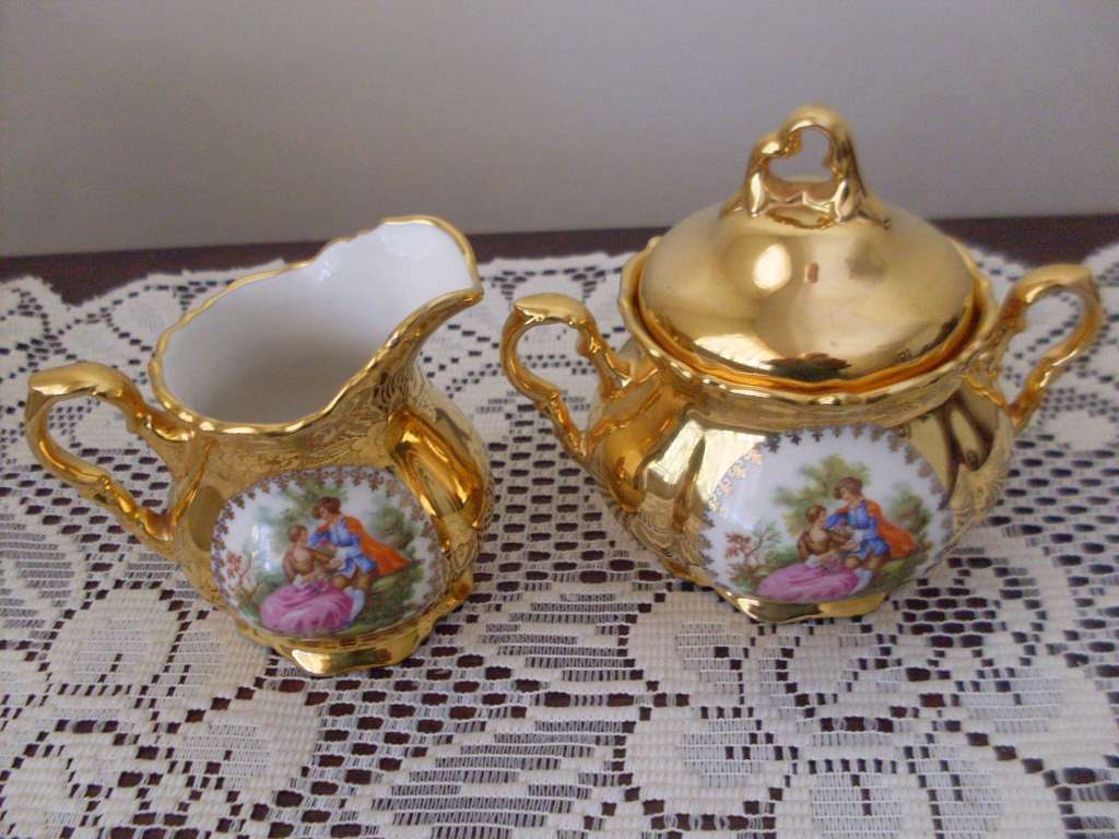 17 PIECE VINTAGE GERMAN GOLD PORCELAIN SMALL CUP TEASET....DAMAGE FREE