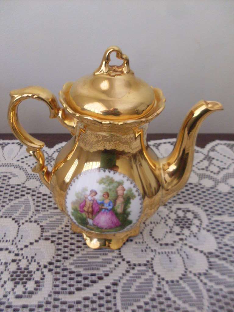 17 PIECE VINTAGE GERMAN GOLD PORCELAIN SMALL CUP TEASET....DAMAGE FREE