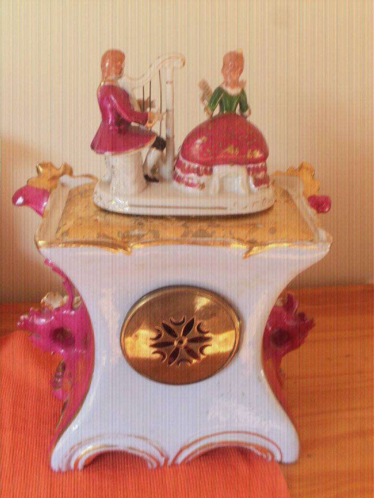 BEAUTIFUL VINTAGE PORCELAIN MOLE OLD PARIS FRENCH MANTLE CLOCK CIRCA 1800'S..see description..
