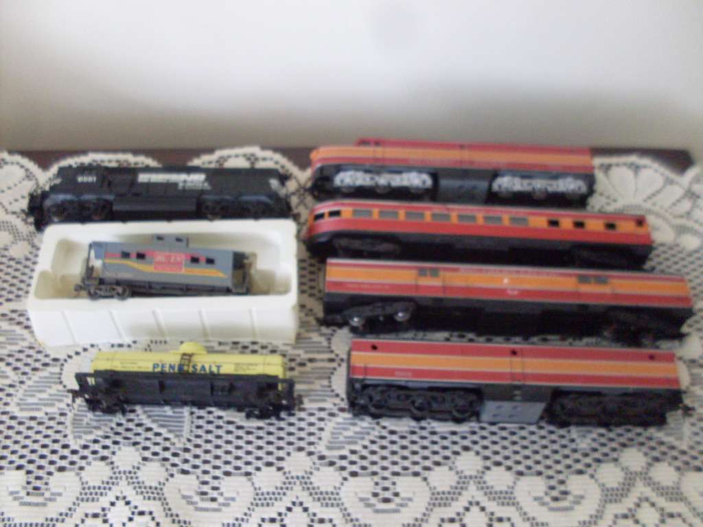 SOME SOUTHERN PACIFIC/BACHMANN/NORFOLK SOUTHERN TRAIN COACHES/LOCOMOTIVES ONLY