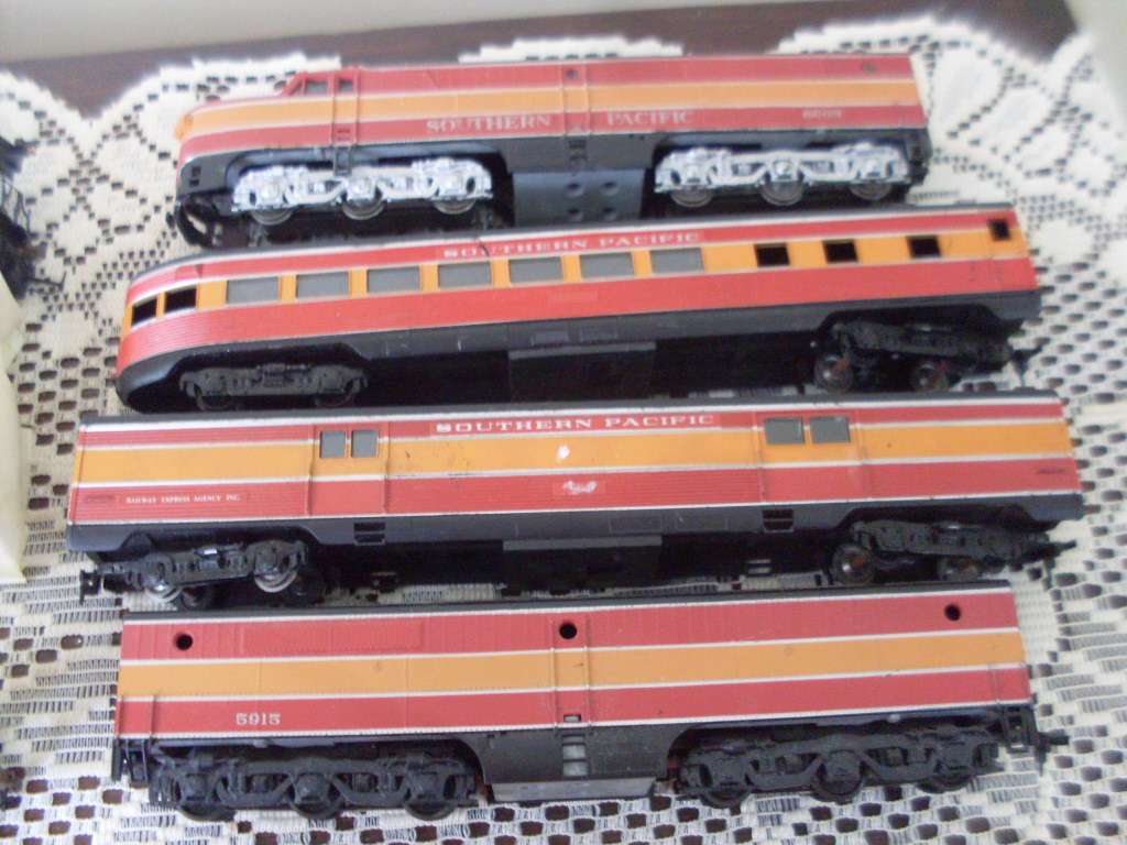 SOME SOUTHERN PACIFIC/BACHMANN/NORFOLK SOUTHERN TRAIN COACHES/LOCOMOTIVES ONLY