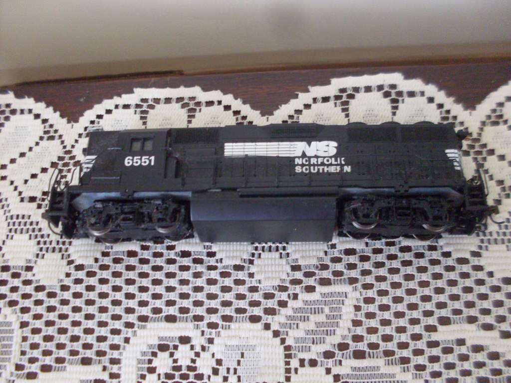 SOME SOUTHERN PACIFIC/BACHMANN/NORFOLK SOUTHERN TRAIN COACHES/LOCOMOTIVES ONLY