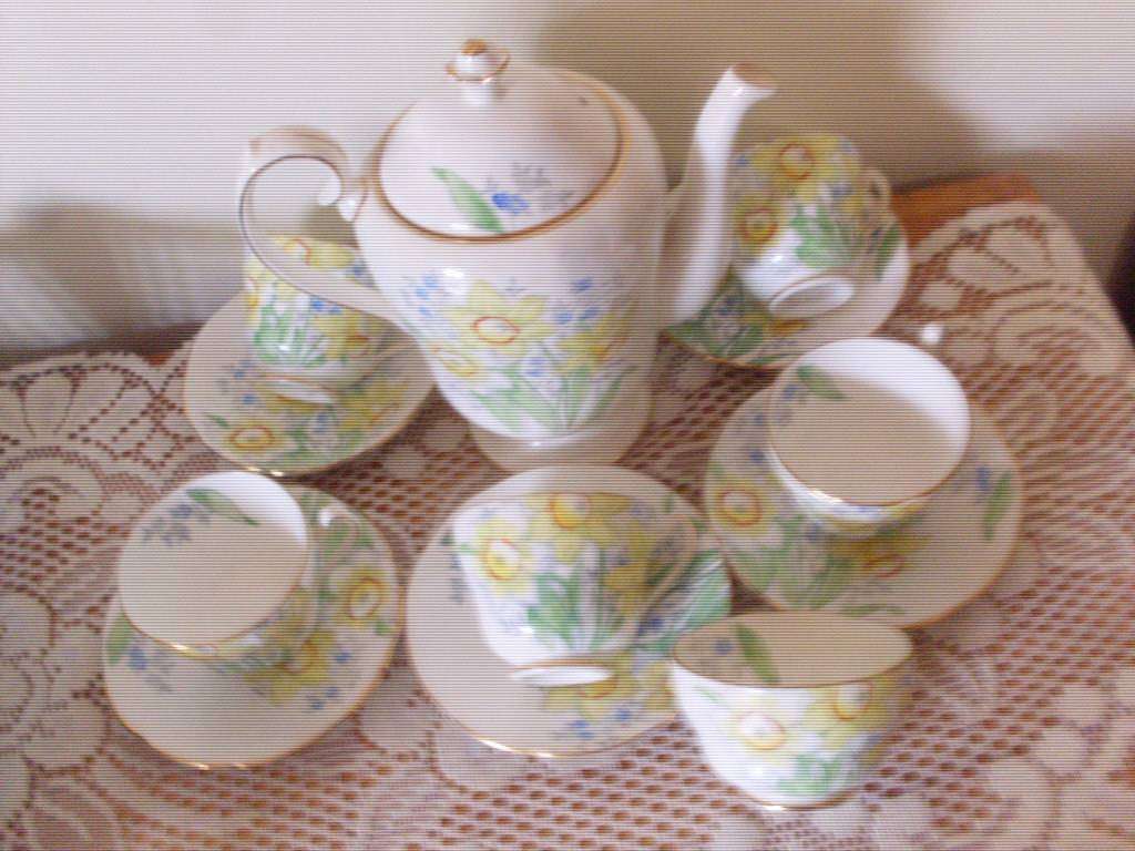 ROYAL CROWN POTTERY DAFFODILL DESIGN PART SMALL CUP TEASET