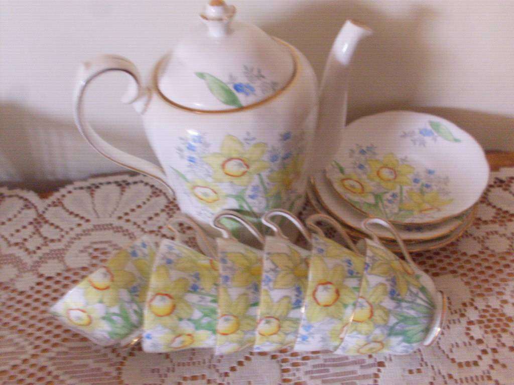 ROYAL CROWN POTTERY DAFFODILL DESIGN PART SMALL CUP TEASET