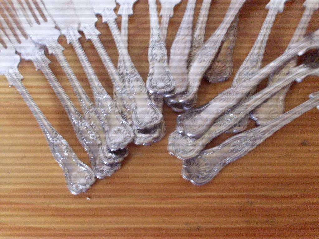 18 KINGS PATTERN STYLE EPNS FISH KNIVES & FORKS