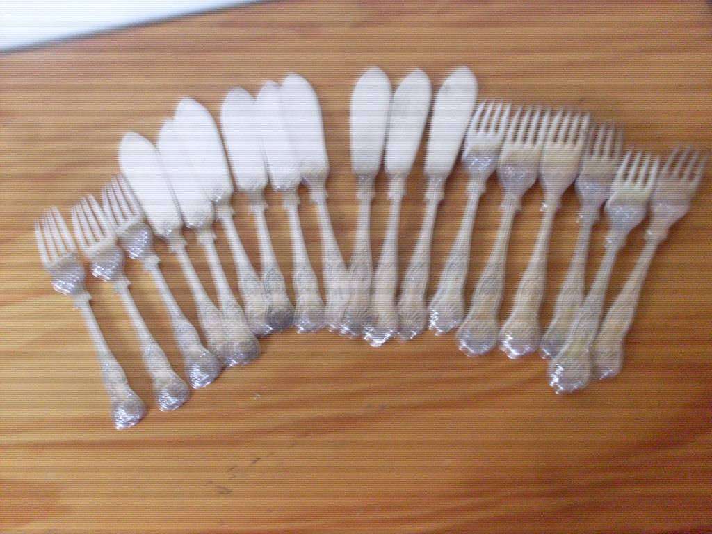 18 KINGS PATTERN STYLE EPNS FISH KNIVES & FORKS