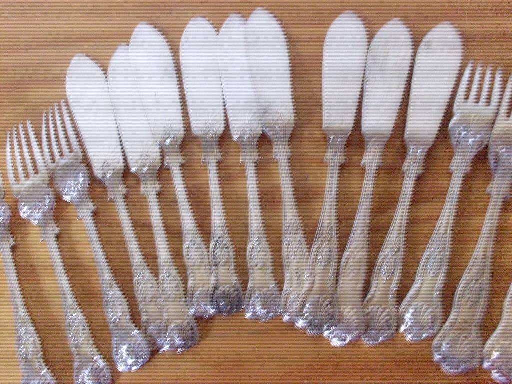 18 KINGS PATTERN STYLE EPNS FISH KNIVES & FORKS
