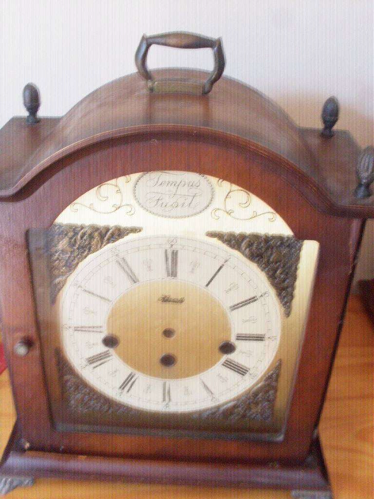 VINTAGE MANTLE CLOCK BOX WITH METAL FEET AND KNOBS + SOUND BAR