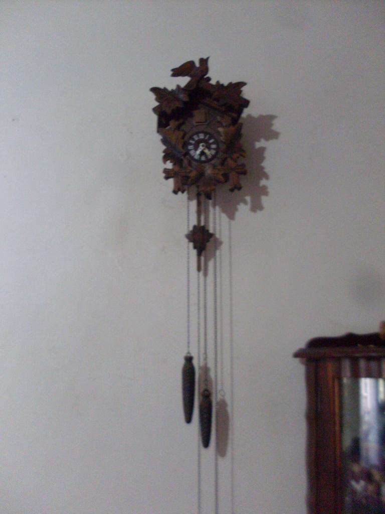VINTAGE REGULA GERMAN CUCKOO CLOCK.....WORKING